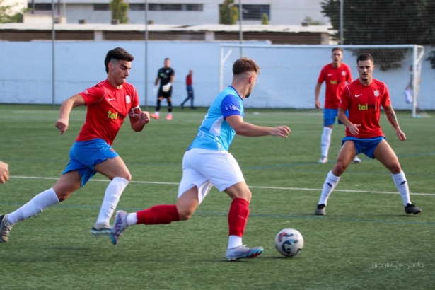 Enzo persigue a un jugador del Otura CF (ENCARNI QUESADA)