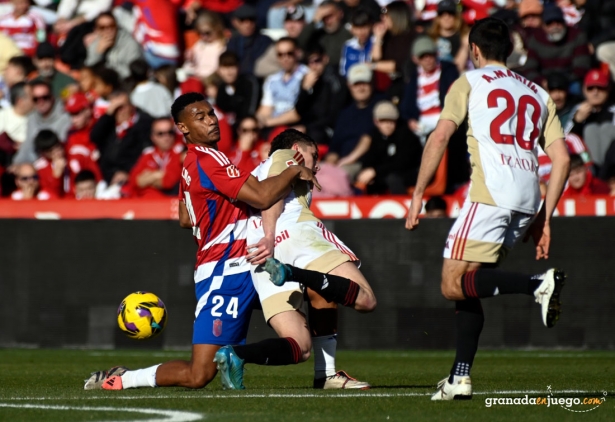 Williams, que se mostró contundente atrás, en una acción del partido ante el Mirandés (JOSÉ M. BALDOMERO) Williams, que se mostró contundente atrás, en una acción del partido ante el Mirandés (JOSÉ M. BALDOMERO)