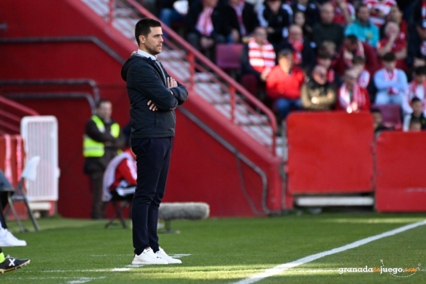 Lisci sigue atento el juego desde su área técnica (JOSÉ M. BALDOMERO) Lisci sigue atento el juego desde su área técnica (JOSÉ M. BALDOMERO)
