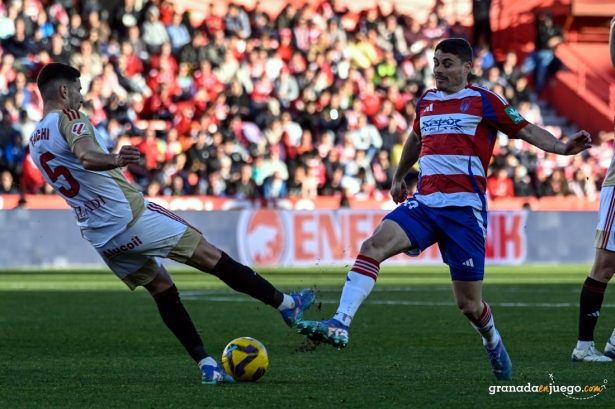 Sergio Ruiz en una acción del encuentro ante el CD Mirandés (JOSÉ M. BALDOMERO) Sergio Ruiz en una acción del encuentro ante el CD Mirandés (JOSÉ M. BALDOMERO)