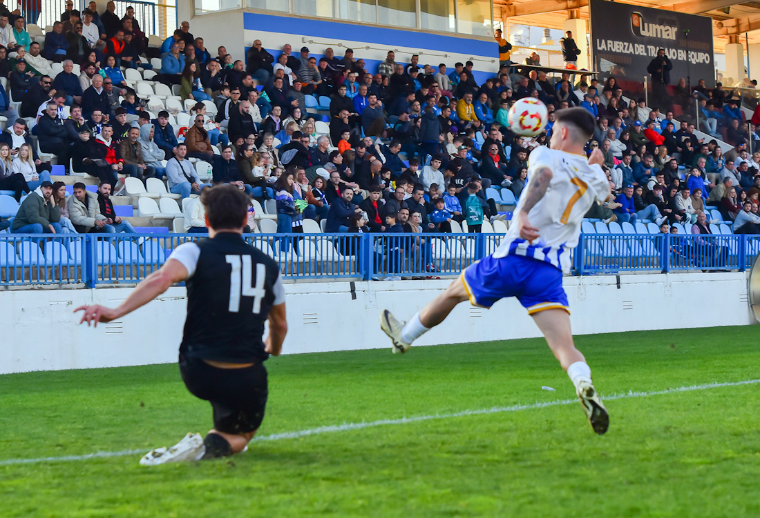 Panorámica de la grada del estadio municipal Escribano Castilla en el encuentro entre CF Motril y Málaga City (SEMANARIO MUCHO DEPORTE)
