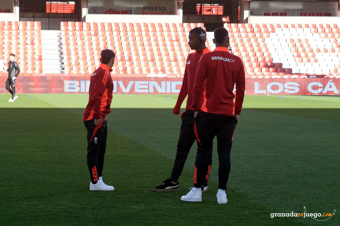 Williams, de espaldas, junto a Diao en la antesala del partido (JOSÉ M. BALDOMERO)