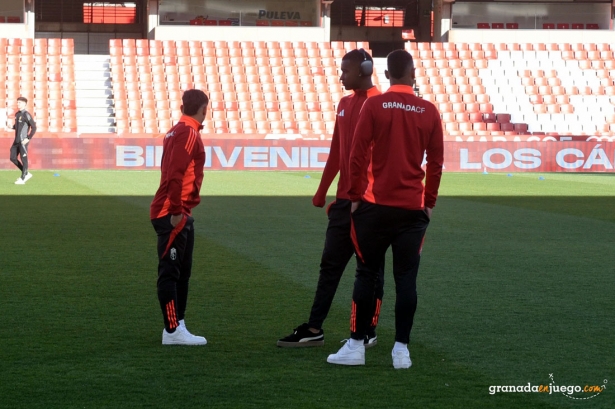 Williams, de espaldas, junto a Diao en la antesala del partido (JOSÉ M. BALDOMERO) Williams, de espaldas, junto a Diao en la antesala del partido (JOSÉ M. BALDOMERO)