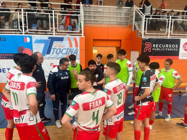 Rafa Romero da instrucciones en un tiempo muerto (PRENSA GRANADA FS) Rafa Romero da instrucciones en un tiempo muerto (PRENSA GRANADA FS)