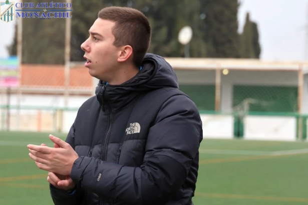 Emilio García durante el partido ante el FC Gabias (MANU LÓPEZ/ATLÉTICO MONACHIL)