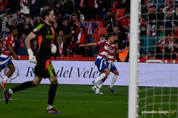 Rebbach celebra junto a Villar su primer tanto con el Granada (JOSÉ M. BALDOMERO) Rebbach celebra junto a Villar su primer tanto con el Granada (JOSÉ M. BALDOMERO)