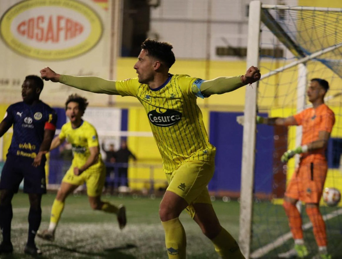 Esteban celebra el gol ante el FC Marbellí (JOSÉ ANDRÉS FERNÁNDEZ)