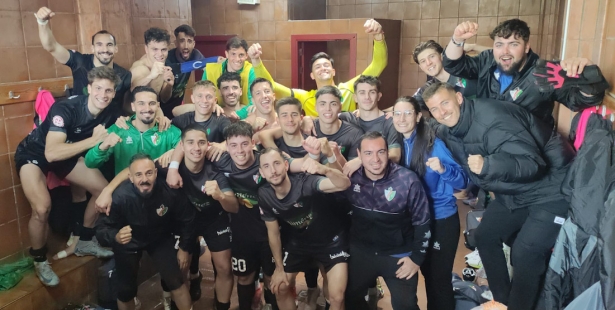 El Huétor Vega celebra el triunfo (CD HUÉTOR VEGA) 