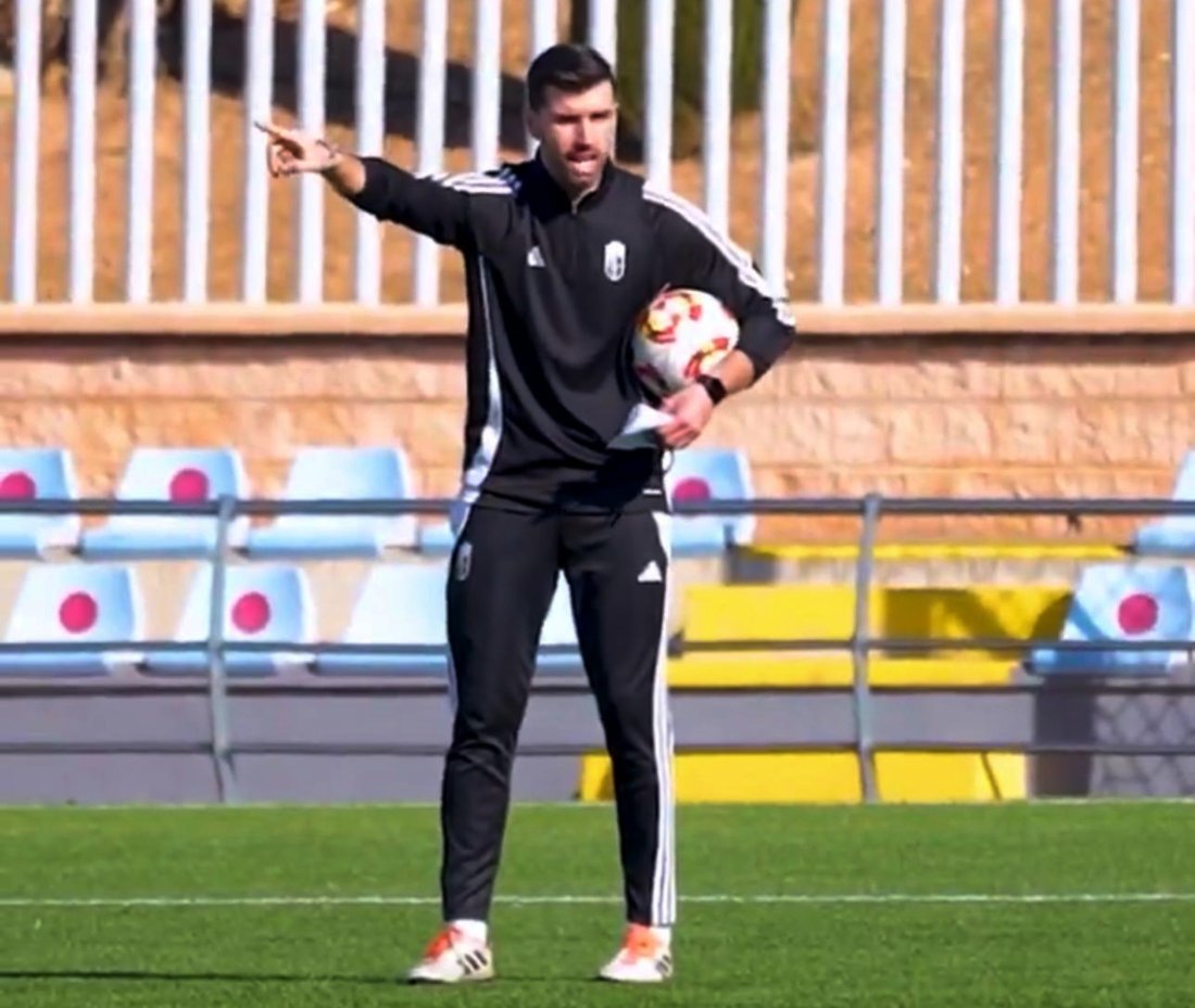 El entrenador del Granada juvenil, Sergio Ortiz (GRANADA CF)