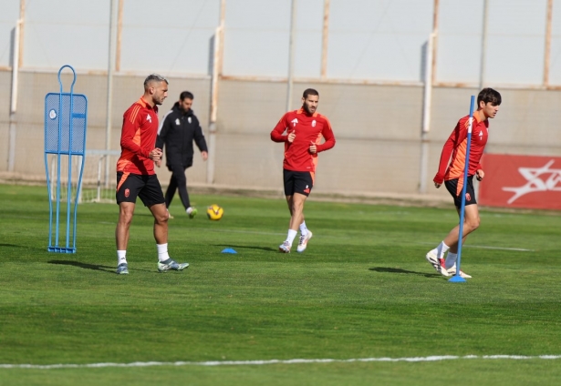 El equipo ha vuelto al trabajo sin los titulares (J. AZCOYTIA) El equipo ha vuelto al trabajo sin los titulares (J. AZCOYTIA)
