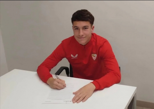 Álvaro Rodríguez firma su renovación con el Sevilla (SEVILLA FC)