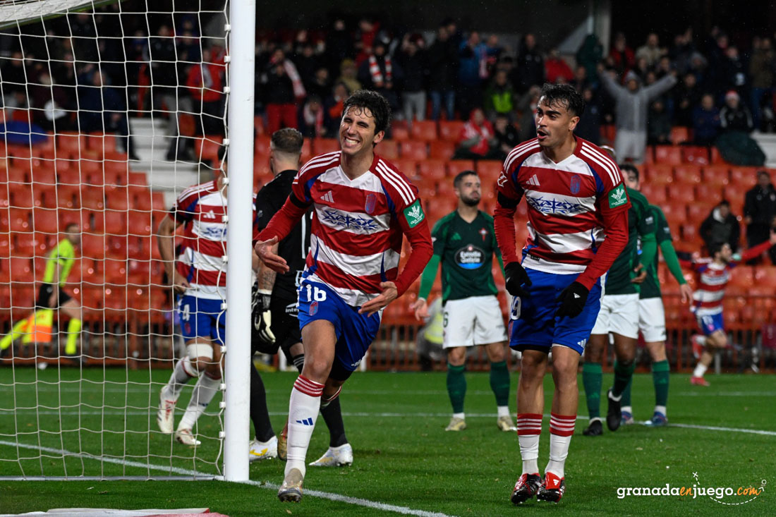 Manu Lama tras anotar el gol ante el Racing de Ferrol (JOSÉ M. BALDOMERO)