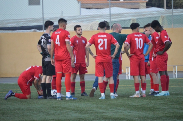 Fran Camacho da instrucciones a sus jugadores 