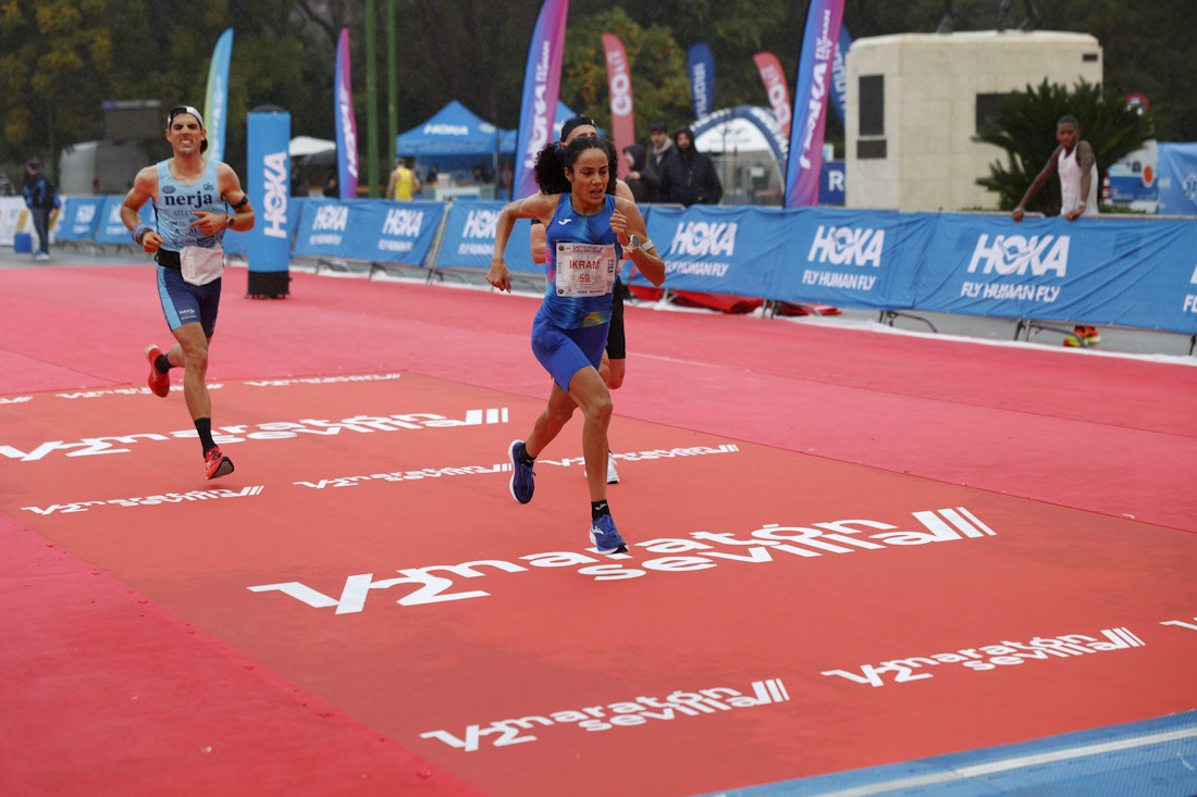 Ikram Rharsalla entra en la meta en la media maratón de Sevilla 