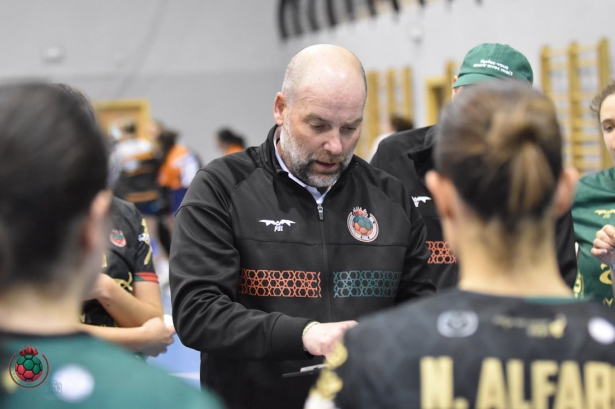 Pablo Perea da instrucciones a sus jugadores (BM CIUDAD DE GRANADA)