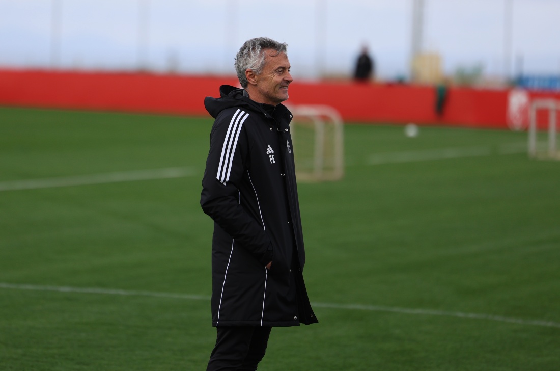Escribá espera lograr la victoria ante el Cádiz (J. AZCOYTIA)