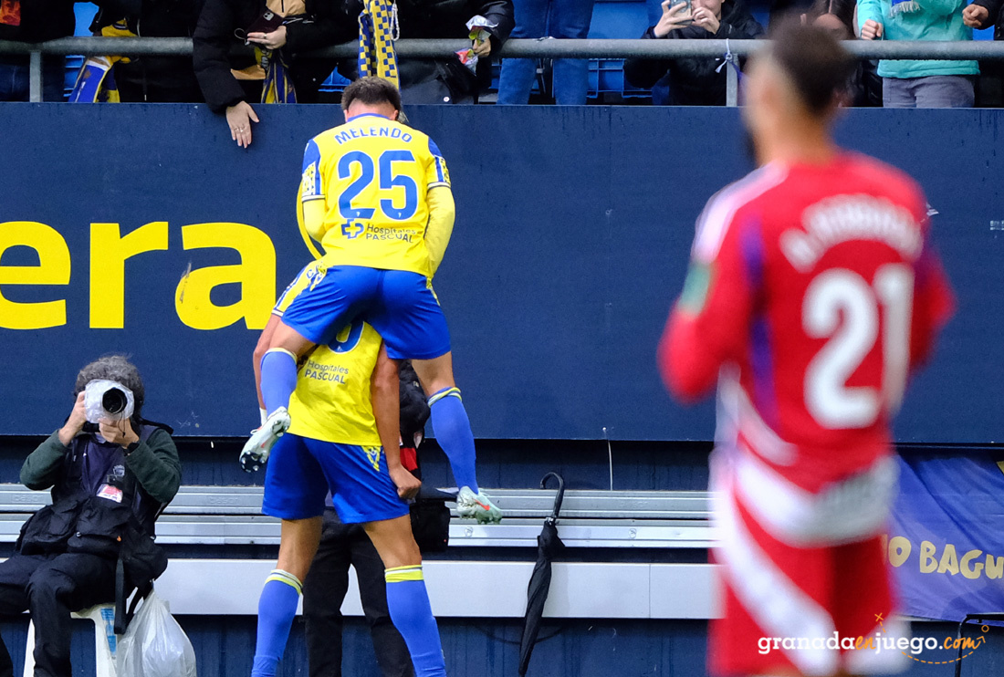 Los jugadores del Cádiz CF celebran el único tanto del encuentro (LOF)