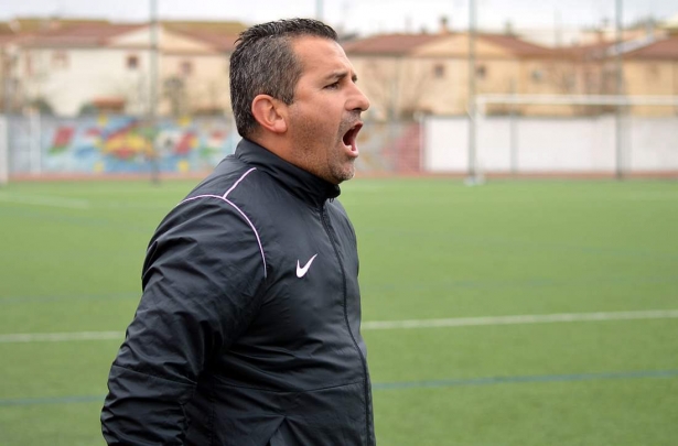 El entrenador del Atarfe Industrial juvenil, Johnny Prieto (J..PALMA)