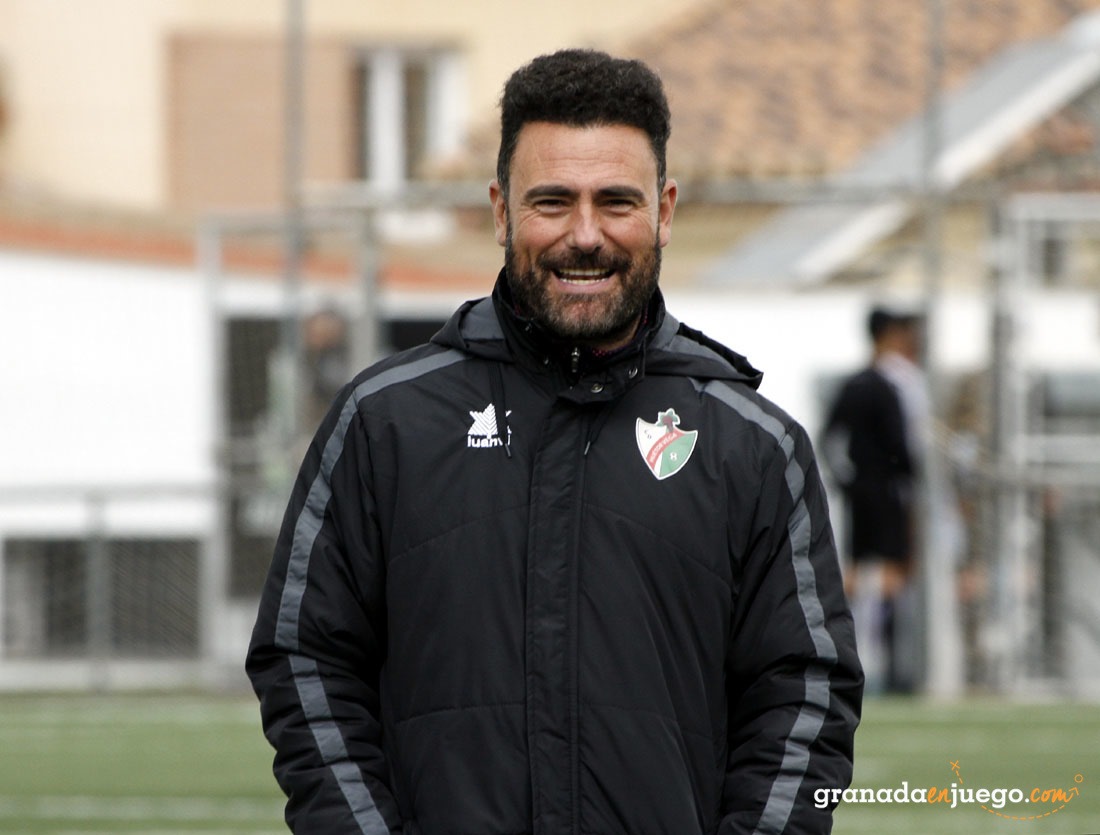 El Entrenador del CD Huétor Vega, Manuel Moreno `Rizos` (J. PALMA)