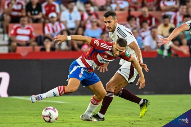 El Granada no pudo doblegar al Albacete en la primera vuelta (JOSÉ M. BALDOMERO) El Granada no pudo doblegar al Albacete en la primera vuelta (JOSÉ M. BALDOMERO)