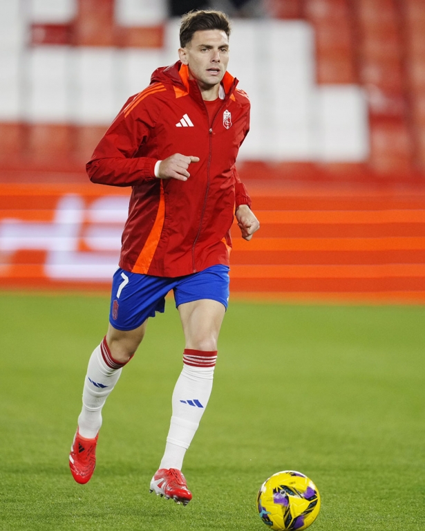 Lucas Boyé en el calentamiento del Granada CF antes del encuentro ante el Real Oviedo (GCF) Lucas Boyé en el calentamiento del Granada CF antes del encuentro ante el Real Oviedo (GCF)