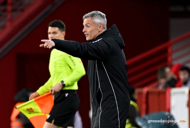 Fran Escribá, entrenador del Granada CF, en un momento del partido ante el Real Oviedo (JOSÉ M. BALDOMERO) Fran Escribá, entrenador del Granada CF, en un momento del partido ante el Real Oviedo (JOSÉ M. BALDOMERO)