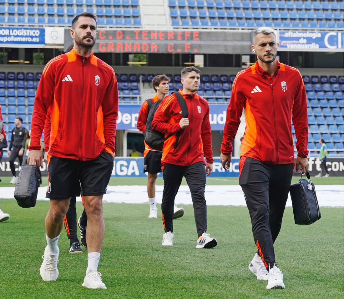 Los jugadores del Granada CF sobre el césped del `Heliodoro Rodríguez López` antes del encuentro (GCF)