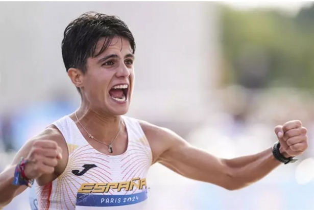 La atleta española María Pérez celebra el oro en el relevo mixto de Paris 2024 (ALVARO DIAZ / AFP7 / EUROPA PRESS)