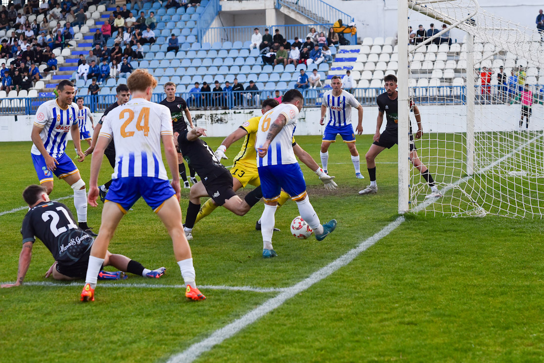 El local Migue Cobo rodeado de jugadores del Motril y el Huétor Vega (SEMANARIO MUCHO DEPORTE)