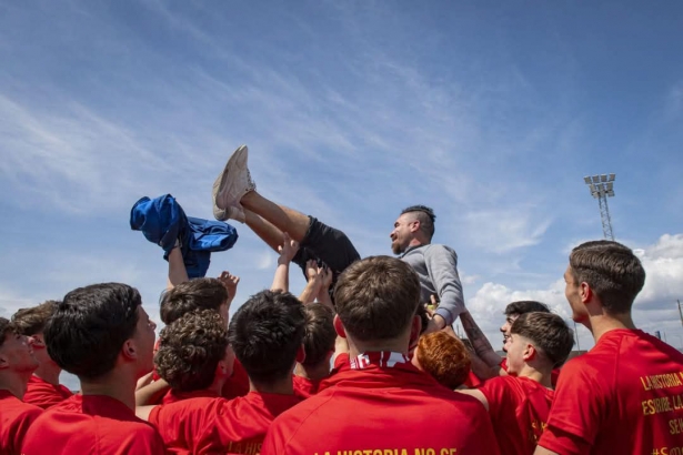 Sergio Fernández es manteado por sus jugadores tras conseguir el ascenso (ARENAS DE ARMILLA,L