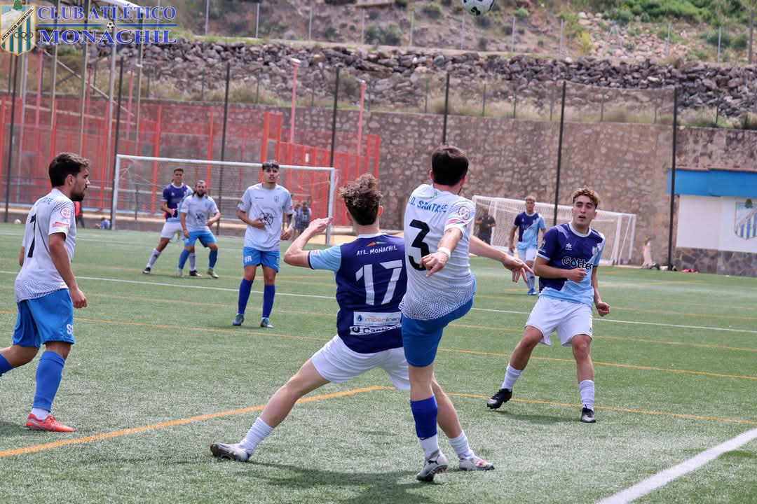 Carlos , con el 17, durante el partido contra el Santa Fe (MANU LÓPEZ/ATLÉTICO MONACHIL)