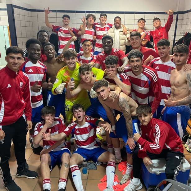 El Granada CF juvenil celebra el triunfo (GCF) 