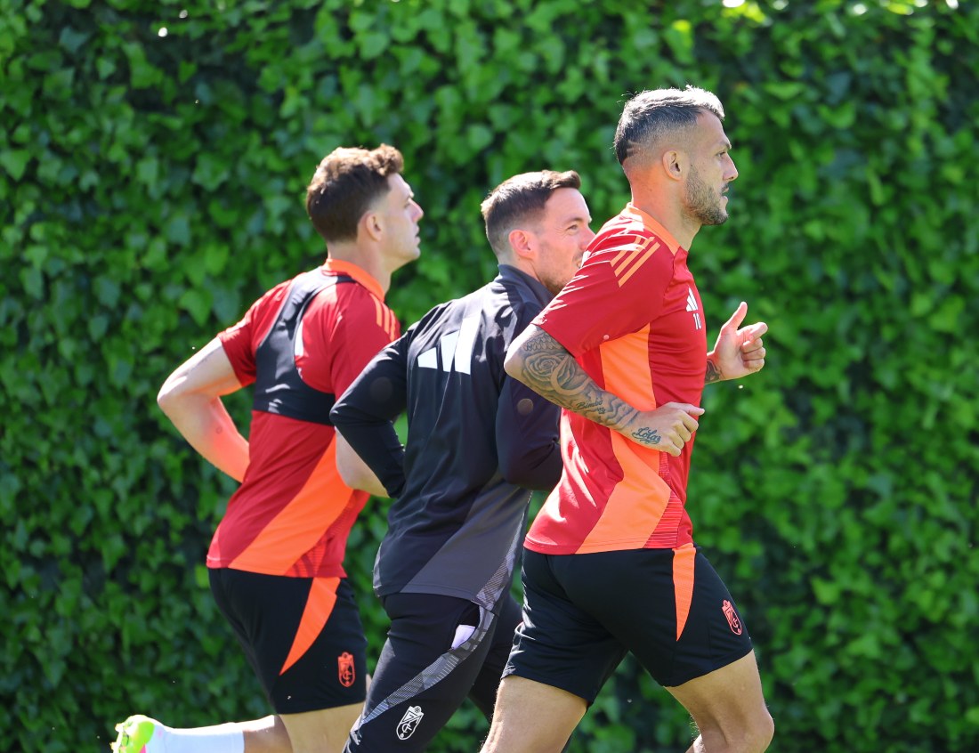 Stoichkov y Boyé han trabajo sobre el césped (J. AZCOYTIA)