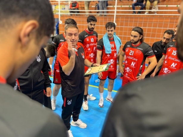 Javier Elvira, entrenador del MLG BM Ciudad de Granada, durante un partido 