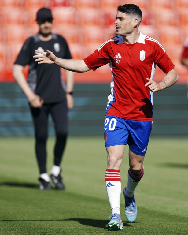 Sergio Ruiz durante el calentamiento en el partido ante el Elche (GCF) Sergio Ruiz durante el calentamiento en el partido ante el Elche (GCF)