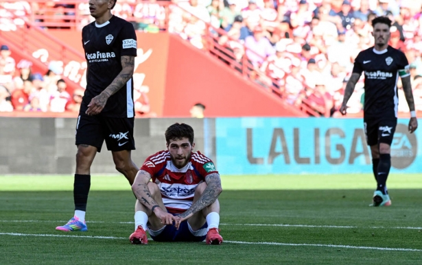 Tsitaishvili, sentado sobre el césped, en una acción del encuentro ante el Elche CF (JOSË M. BALDOMERO) Tsitaishvili, sentado sobre el césped, en una acción del encuentro ante el Elche CF (JOSË M. BALDOMERO)