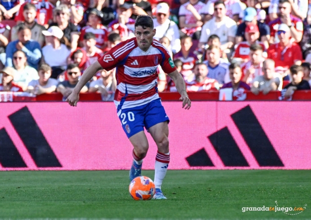 Sergio Ruiz con el balón en el choque ante el Elche CF (JOSÉ M. BALDOMERO) Sergio Ruiz con el balón en el choque ante el Elche CF (JOSÉ M. BALDOMERO)
