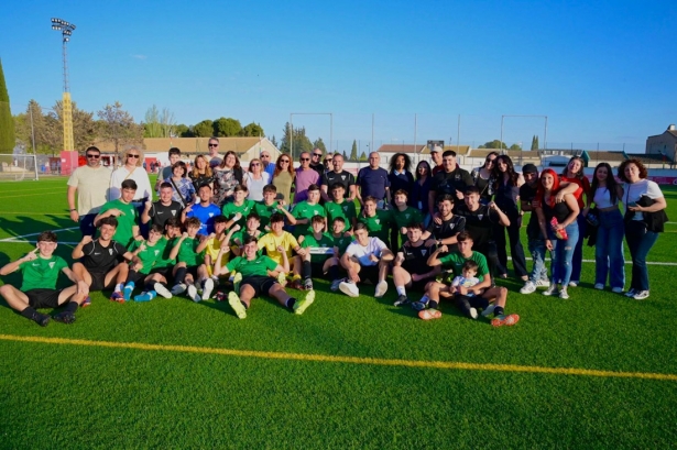 El CF Alhendín celebra su histórico ascenso (CF ALHENDÍN) El CF Alhendín celebra su histórico ascenso (CF ALHENDÍN)