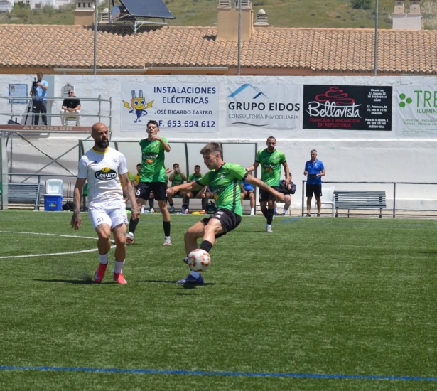 Casares y Dani Benítez pugnan por el balón (D. CONTRERAS) Casares y Dani Benítez pugnan por el balón (D. CONTRERAS)