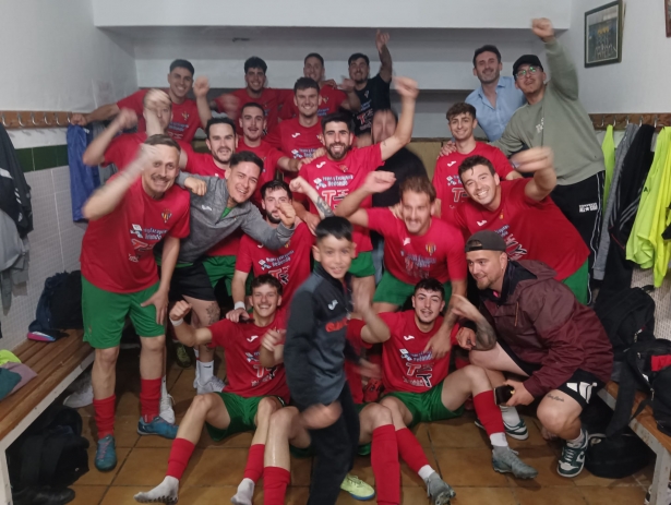 El Salar CF celebra su permanencia (ALEJANDRO MORALES)