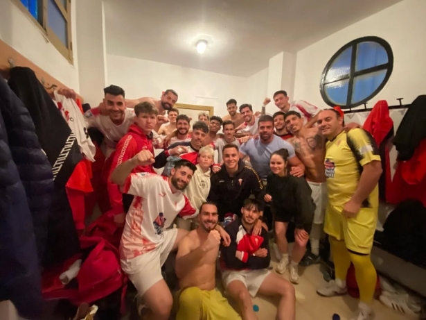 El Guadix CF celebra el triunfo (GUADIX CF) El Guadix CF celebra el triunfo (GUADIX CF)
