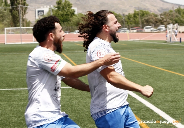 Adri Vegas y Piru celebran el gol del Santa Fe (j. PALMA)