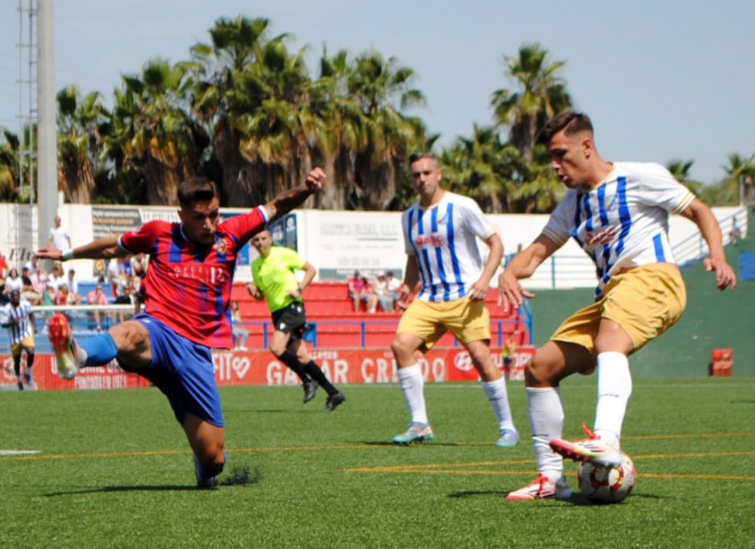 El CF Motril no tuvo su mejor día en Torre del Mar (SEMANARIO MUCHO DEPORTE)