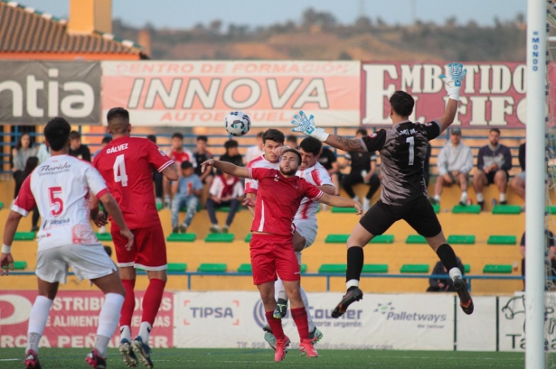 El Costa Tropical defiende un ataque del Guadix (GUADÍX CF)