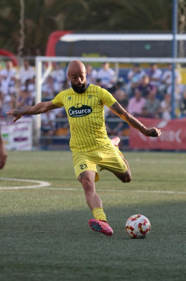 Dani Benítez golpea el balón en el partido de ida (JOSÉ ANDRÉS FERNÁNDEZ)
