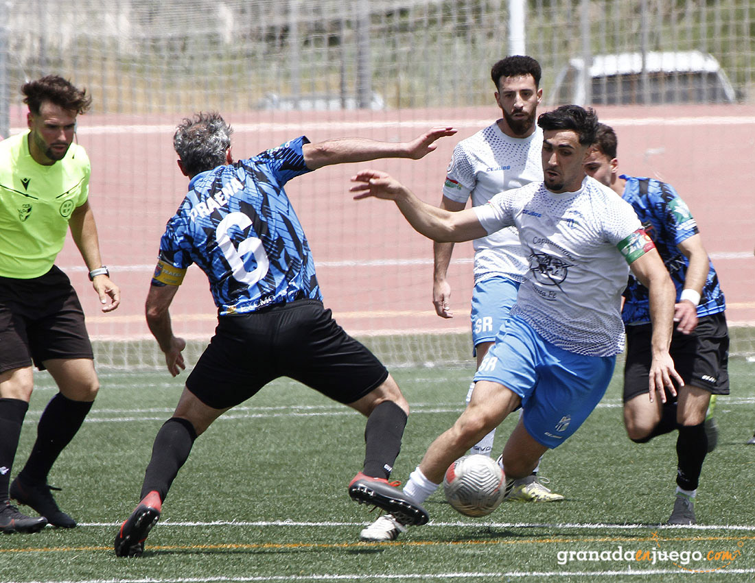 Marco lucha por el balón con Praena (J. PALMA)