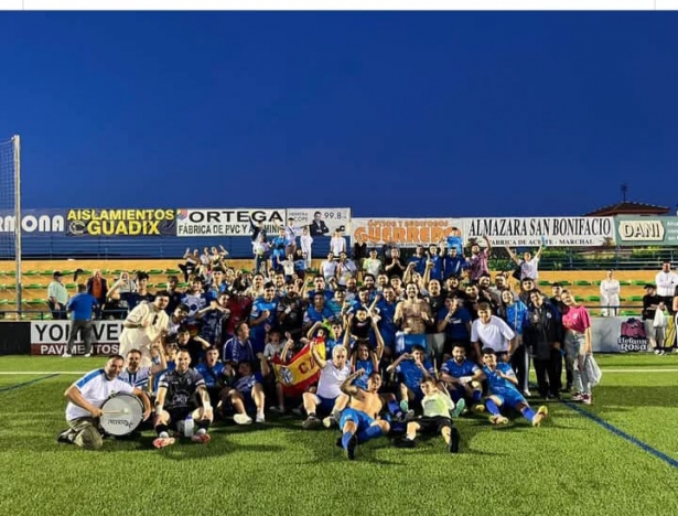 El CD Santa Fe celebra el triunfo con su afición (CD SANTA FE)