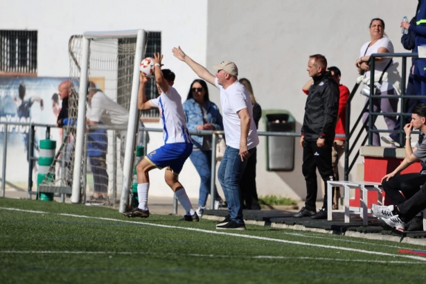 Thierry Pérez dando instrucciones en el partido ante el CF Motril (JOSÉ ANDRÉS FERNÁNDEZ) Thierry Pérez dando instrucciones en el partido ante el CF Motril (JOSÉ ANDRÉS FERNÁNDEZ)