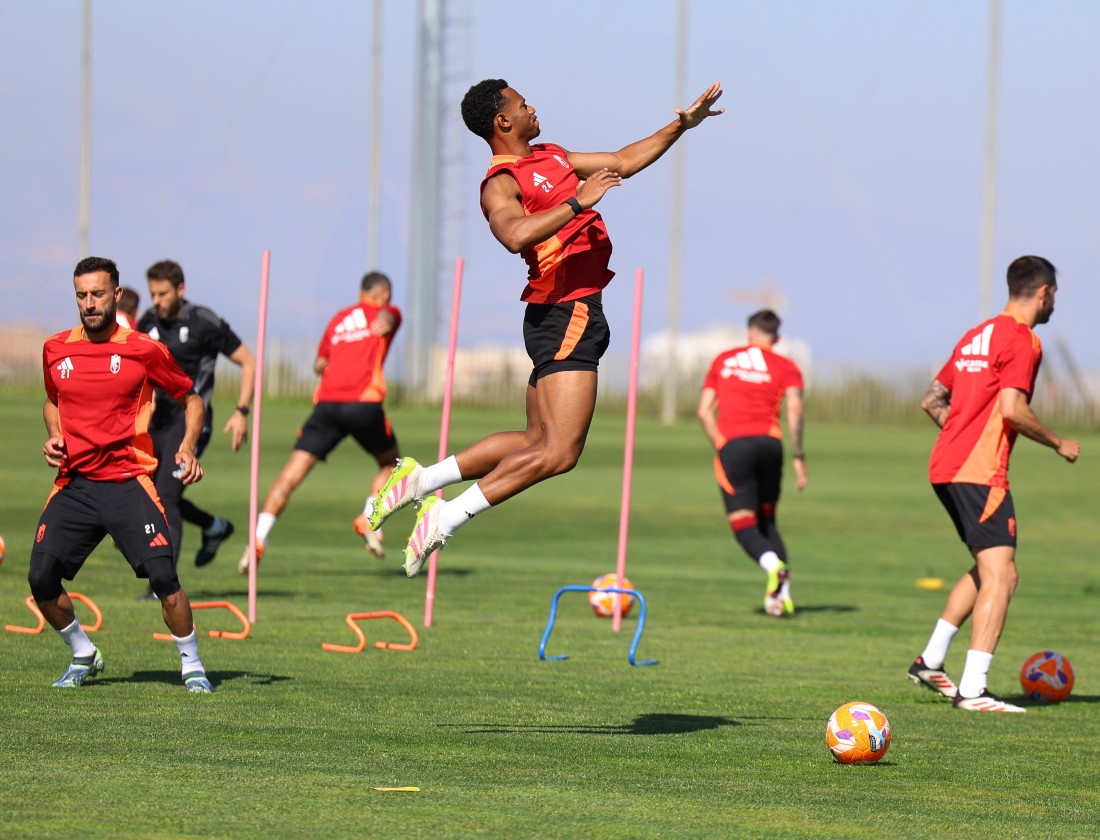 El equipo ya prepara el partido del domingo (J. AZCOYTIA)