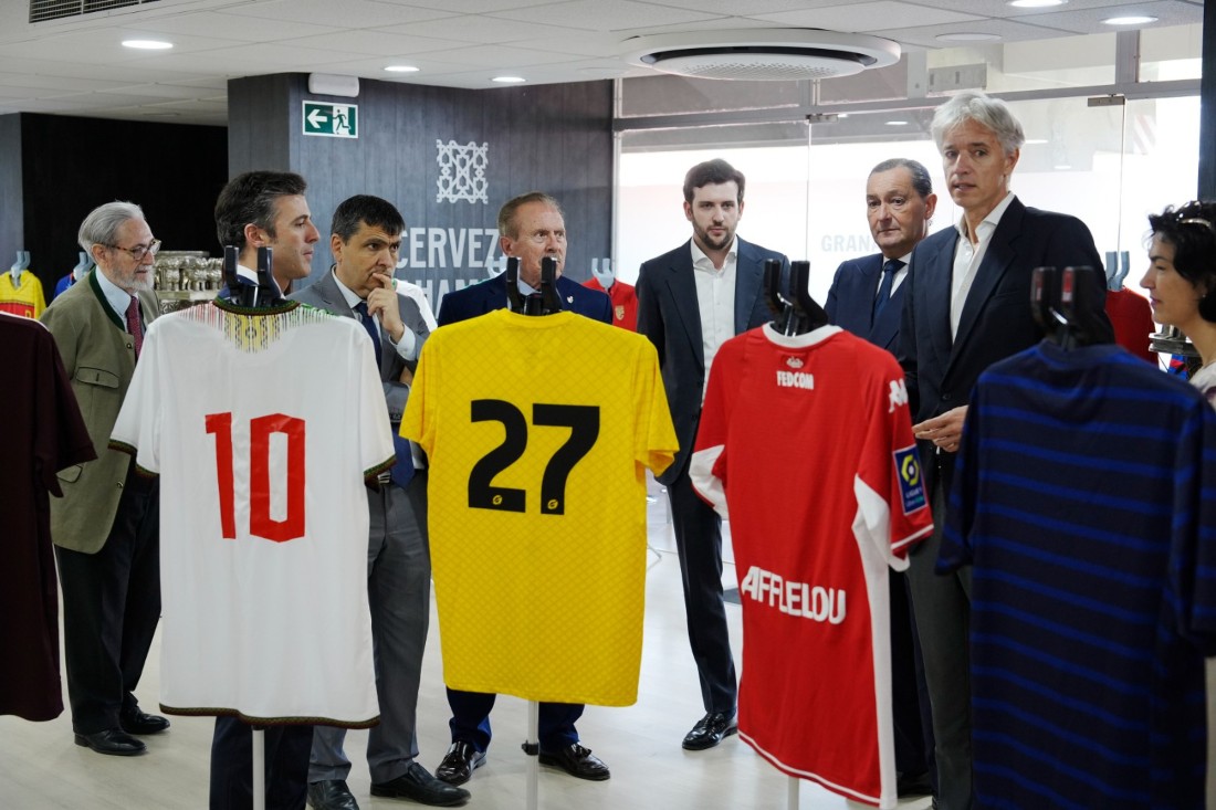 Los Cármenes, escenario de la exposición fútbol por la paz (GRANADA CF)